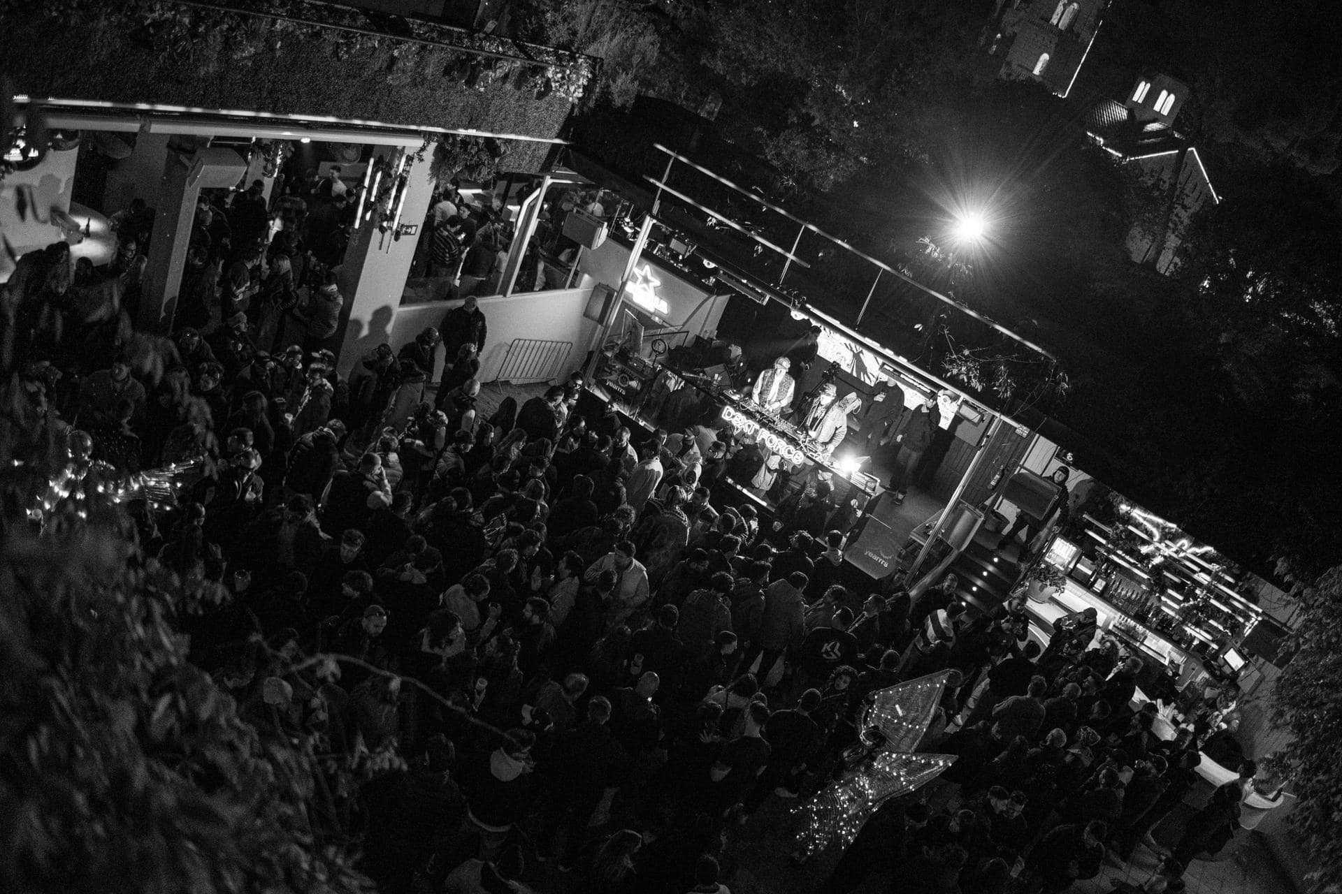 Vista aérea del Dext Force Festival en Barcelona, con el público disfrutando de la música electrónica