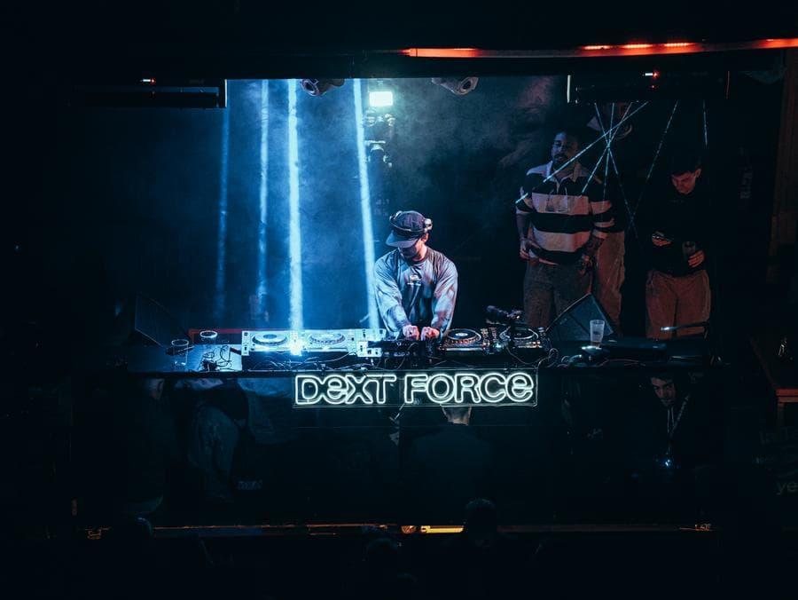 Escenario y público del Dext Force Festival