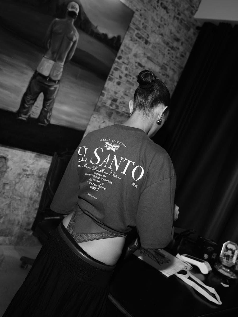 Primer plano del DJ en el evento de El Santo