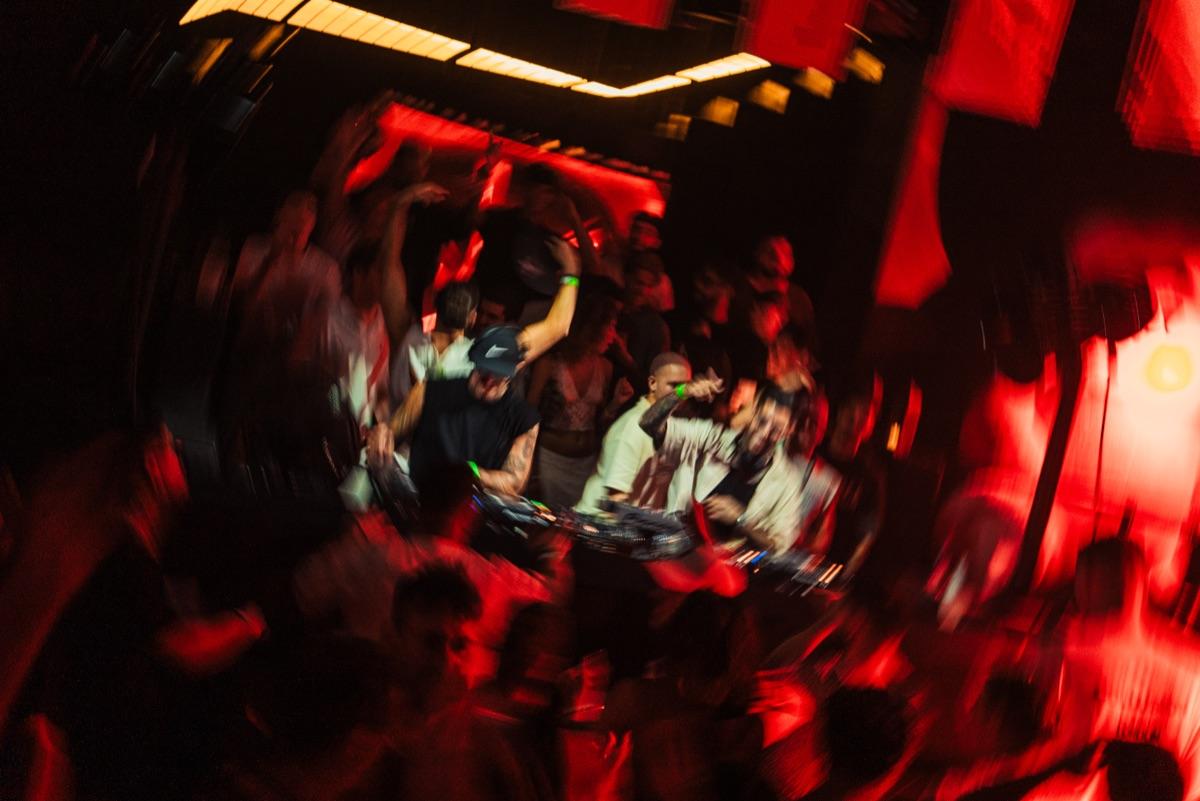 Público alrededor de la cabina en Fuego, Eden Ibiza