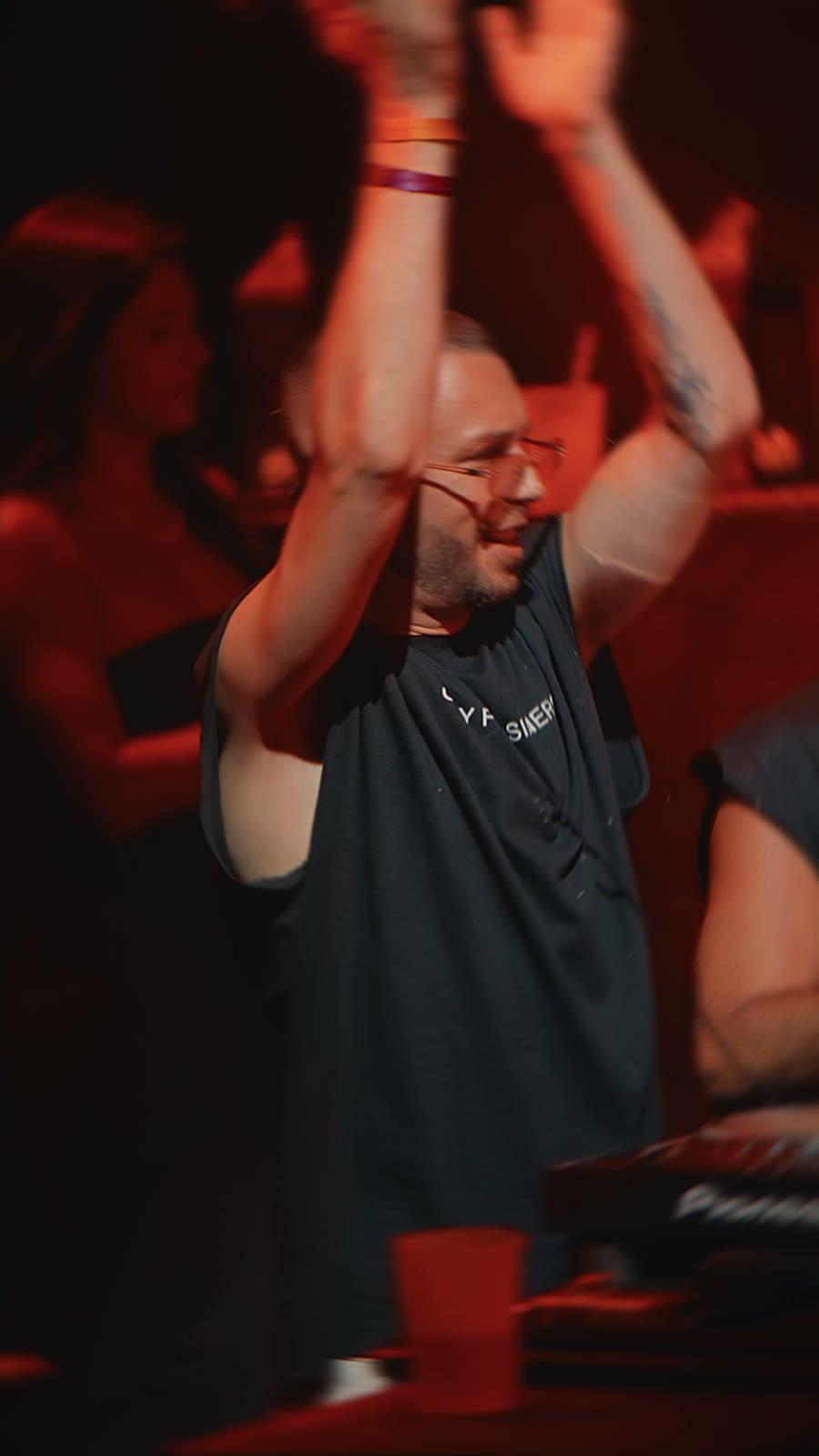 DJ celebrando tras los platos en Fuego