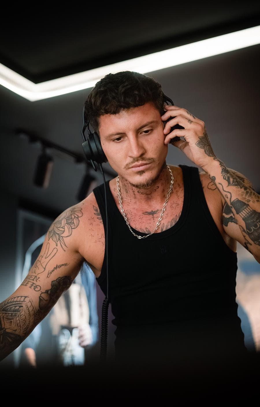 DJ con cascos en Leone Shop Barcelona
