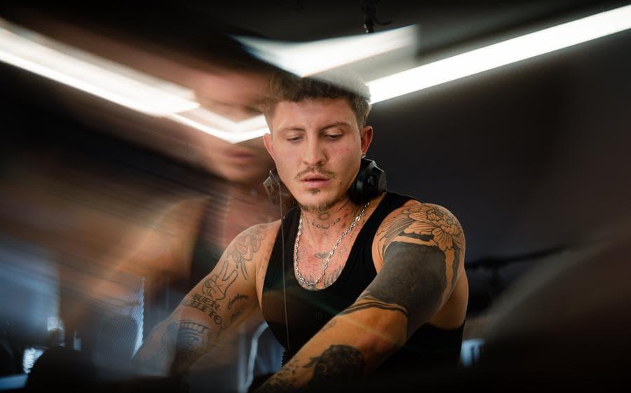 DJ actuando en Leone Shop Barcelona