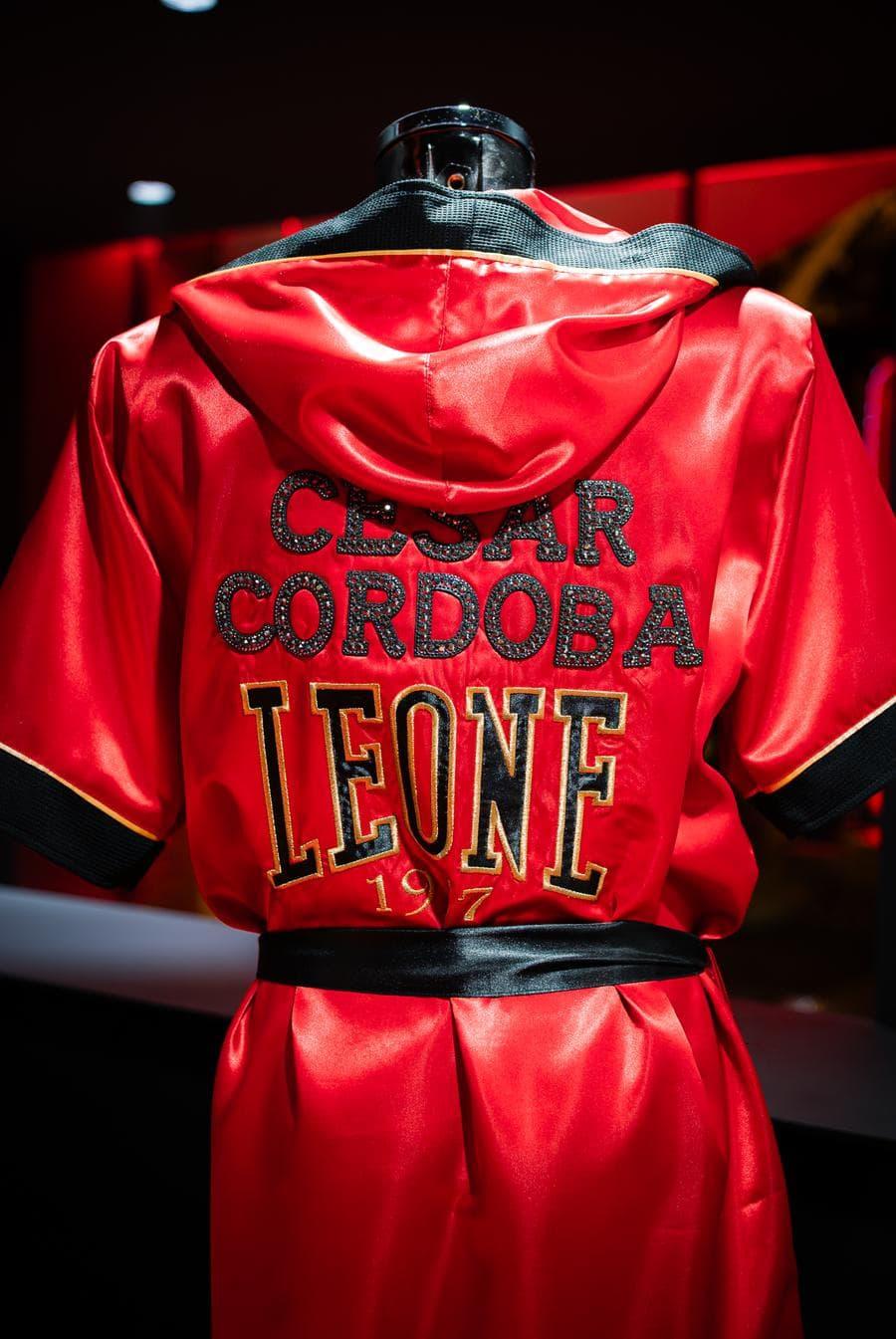 Albornoz de boxeo expuesto en el evento de Leone Shop