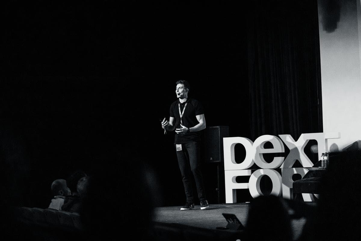 Ponente en el escenario de Dext Force durante las conferencias sobre música e innovación