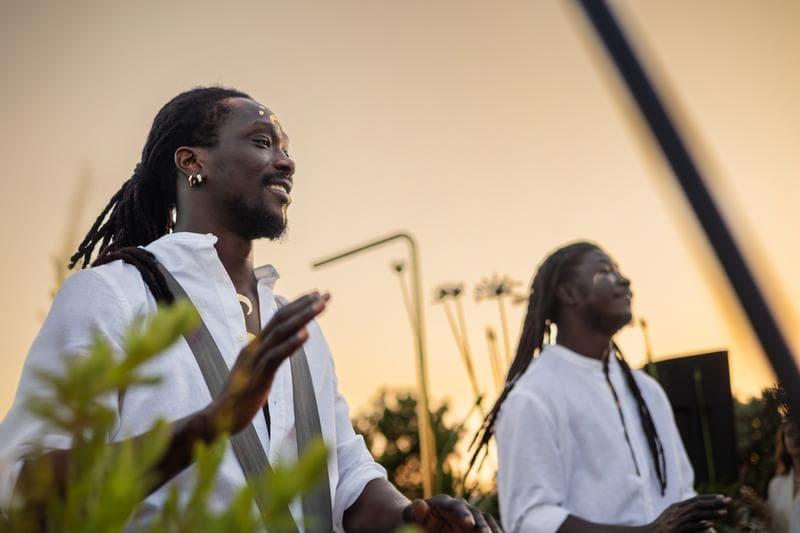Músicos tocando en directo al atardecer en Azimuth Rooftop, en Almanac Barcelona