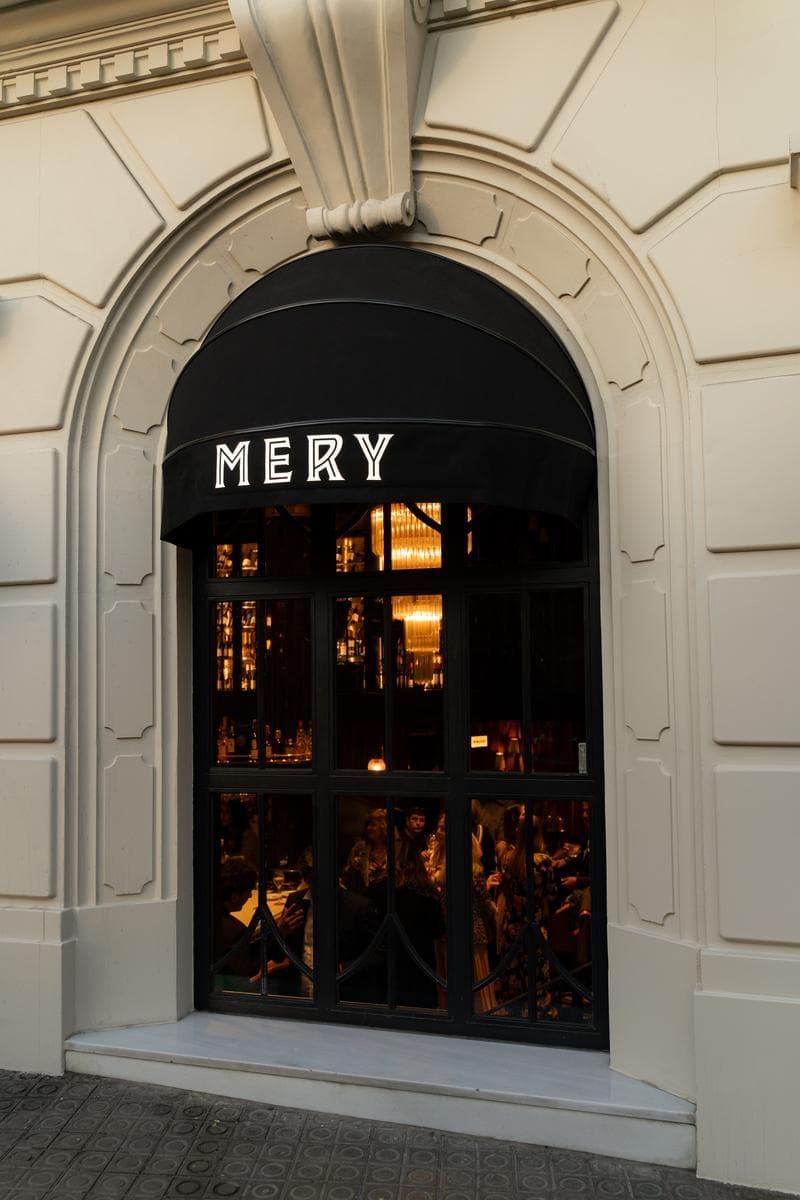 Fachada de MERY en Barcelona al atardecer durante la inauguración